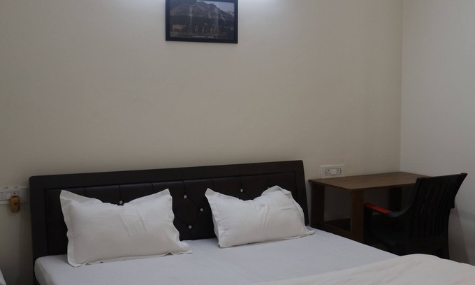 Gomti Nagar Apartment | Free Breakfast & Kitchen | Near Ekana Stadium