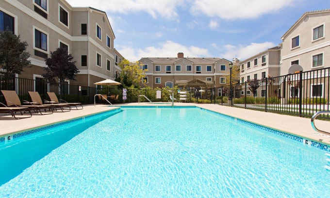 Lake Forest Condo | Free Breakfast. Outdoor Pool & Hot Tub. Only 30 Min to Disney!