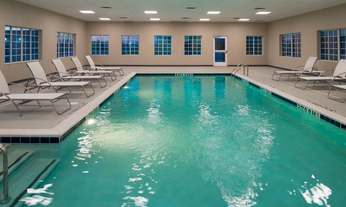 Pecos Condo | Free Breakfast. Pool. Gym. Close to Maxey Park Zoo!