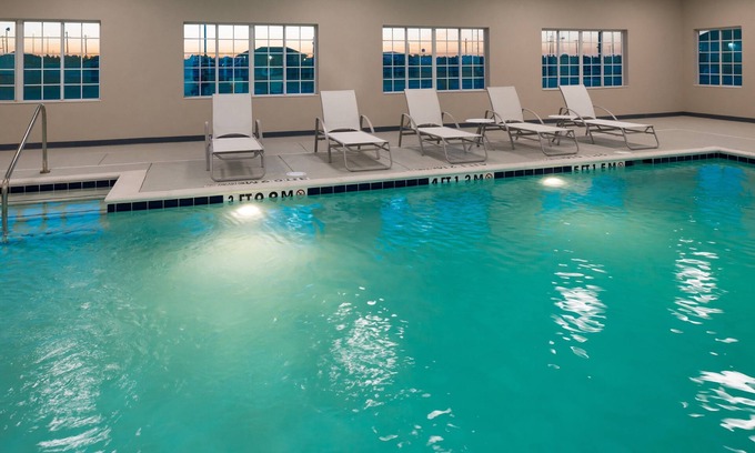 Pecos Condo | Free Breakfast. Pool. Gym. Great for Business Travelers!