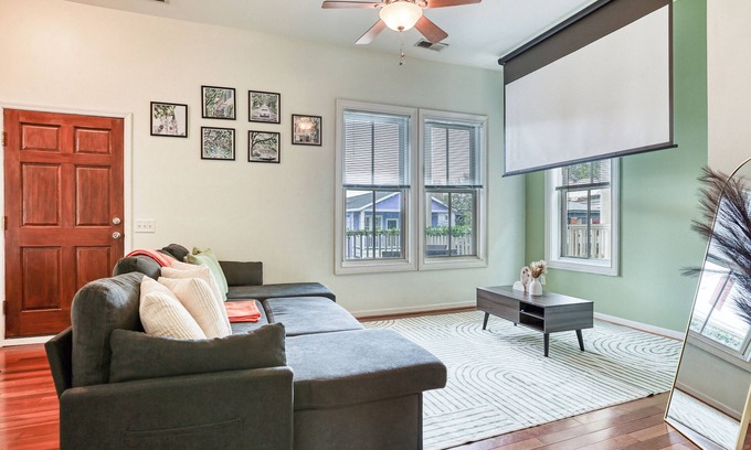 Metropolitan Apartment | Free Early Check-In - 5 min to DT - Summer Getaway - Private Balcony + Telescope