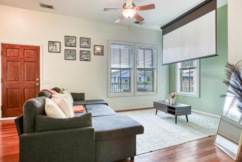 Metropolitan House | Free Early Check-In or Late Check-Out - 5 min to DT - Summer Getaway - Parking - Private Balcony, Telescope