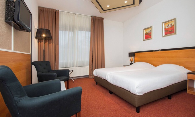 Apeldoorn Hotel | Free Parking and Scenic Bike Routes Near Apenheul Primate Park in Apeldoorn