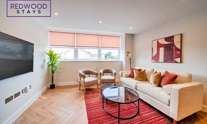 Rushmoor District Apartment | FREE Parking, Hi-Speed WiFi,55 Inch 4K TV LongStay