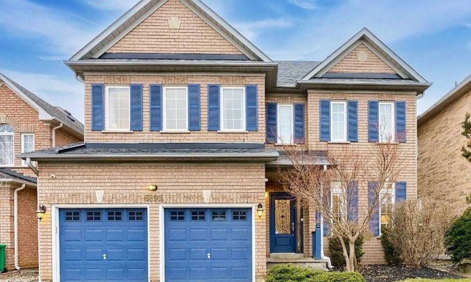 Meadowvale Village House | Free Parking|Near Airport|Firepit w/5 Bedrooms