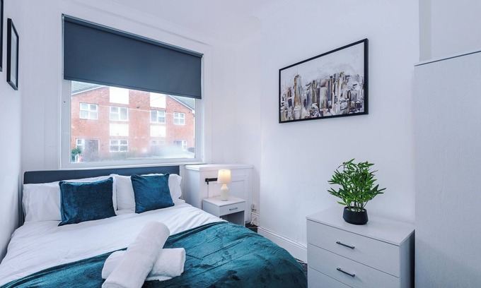 Forsbrook House | FREE Parking, Stoke, Sleeps up to 10, 4 bedrooms