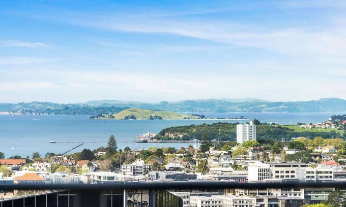 Grafton Apartment | Free Parking! Stylish High Level Ocean & City View