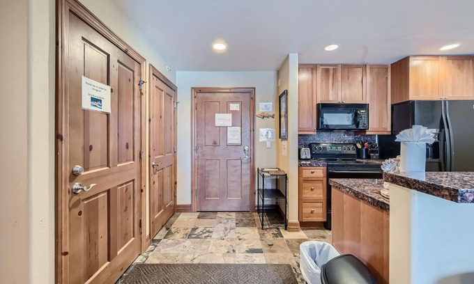 The Highlands Condo | Free SkyCard Activities - Gas Fireplace, Parking, Equipped Kitchen, Fitness Ctr