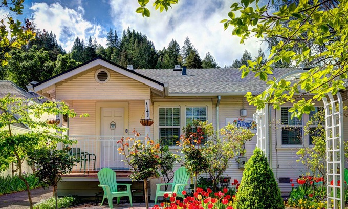 Calistoga Cottage | Free wifi & free parking. Charming In-Town Cottage In California Wine Country