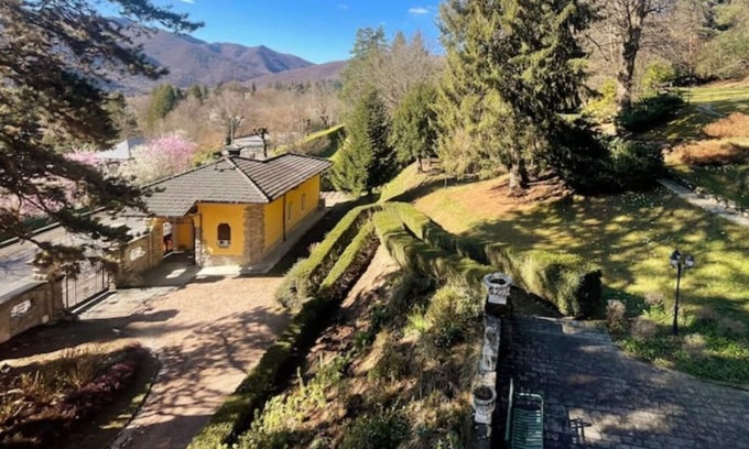 Lanzo d'Intelvi Apartment | Freistehende Villa im Park