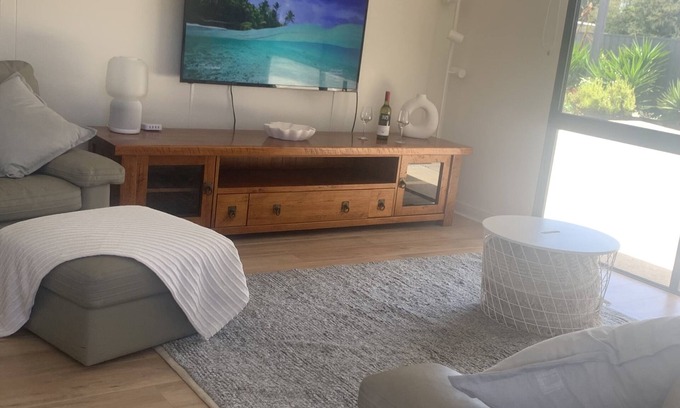 Kingscote Apartment | Fresh, beachy, comfy 2 bedroom apartment in Kingscote on Kangaroo Island (U1)