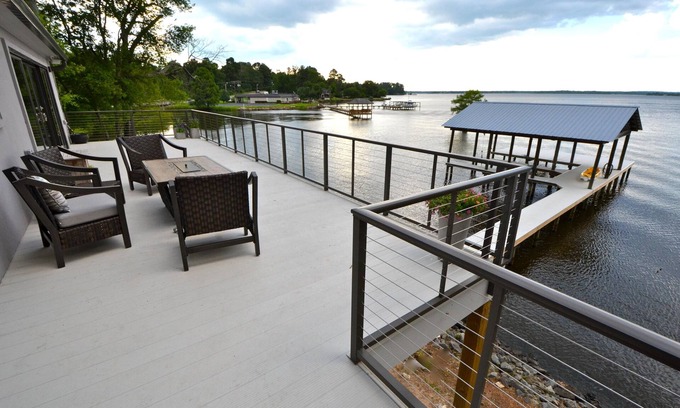 Shreveport House | Fresh, Contemporary Lake House with Gourmet Kitchen and 2 Covered Boat Slips