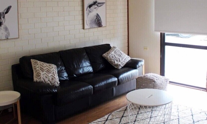 Kingscote Apartment | Fresh, relaxed 2 bedroom apartment, only 1.9kms from the beach, close to shops