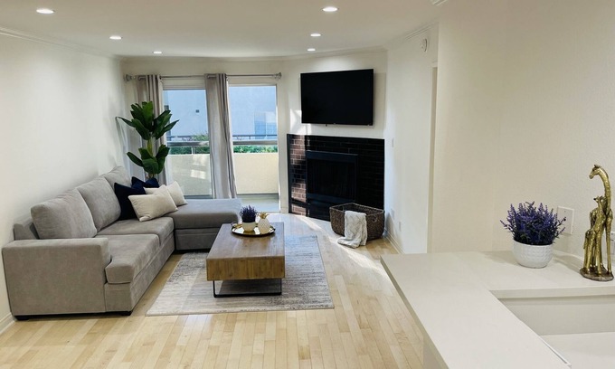 Warner Center Condo | Freshly Remodeled Resort Style Living