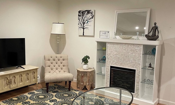Edgewater House | Freshly remodeled MCM quiet oasis near parks, restaurants & shopping