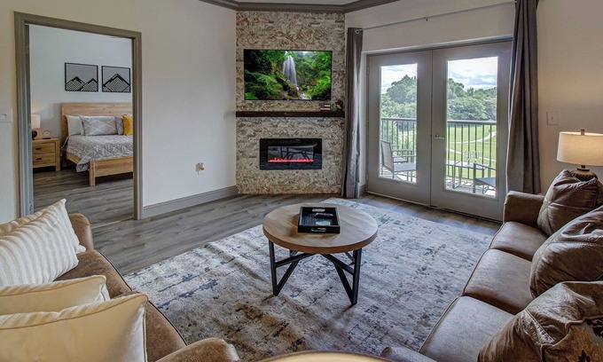 Pigeon Forge Condo | Freshly renovated condo - 1 bed, 1.5 bath with twin over twin bunks near Parkway