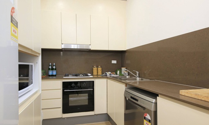 Mascot Apartment | Freshly Renovated Garden Apartment Walking Distance to Mascot Train Station