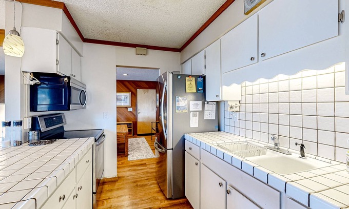 Brockway Cabin | Friendly lake stay with mtn views, wood fireplace, games, and al fresco dining