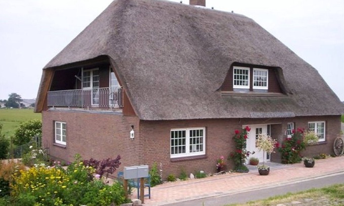 Galmsbull Apartment | Friesenkate- thatched house, garden, sauna, close to the beach