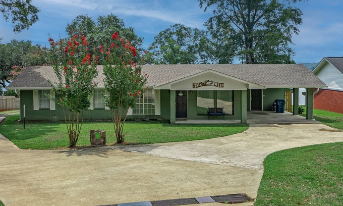 Homer Cottage | Frog's Nest Cottage on Beautiful Lake Claiborne!