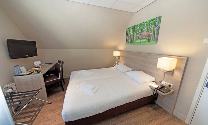 Beekbergen-West Hotel | From Adventure Parks to Art Museums—Stay Near It All! Terrace, Onsite Dining!