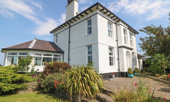Llandwrog Cottage | FRON EMRYS, pet friendly, luxury holiday cottage in Caernarfon