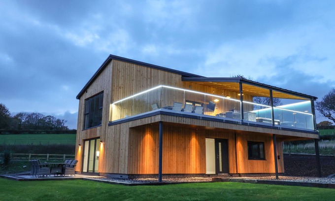 Ruthin Cottage | FRON HAUL - ROBIN GOCH, family friendly, with hot tub in Ruthin