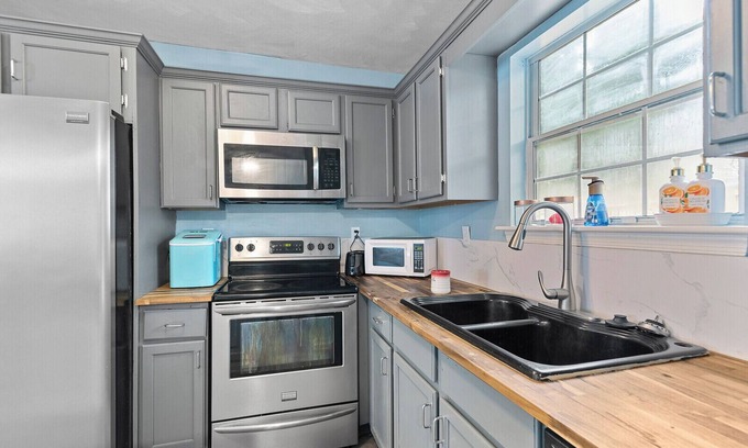North Newport News House | Ft. Eustis/Williamsburg Winery/Busch Gardens Comfy Home