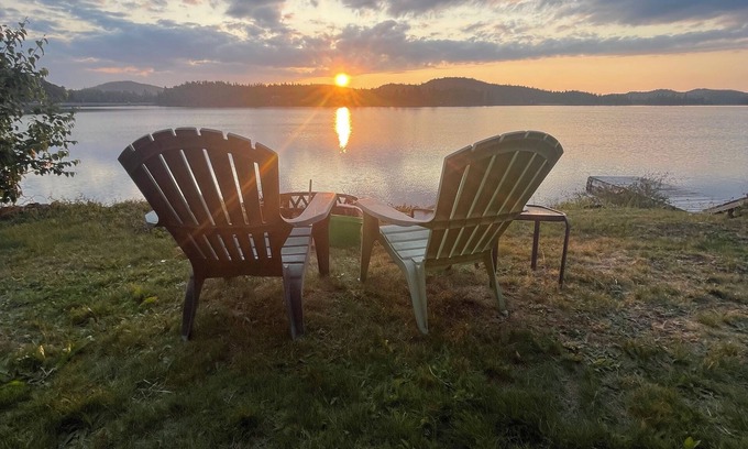 Schreiber House | Full 3 Bedroom Lake house House on Walker Lake, Epic Sunsets Just Outside Town