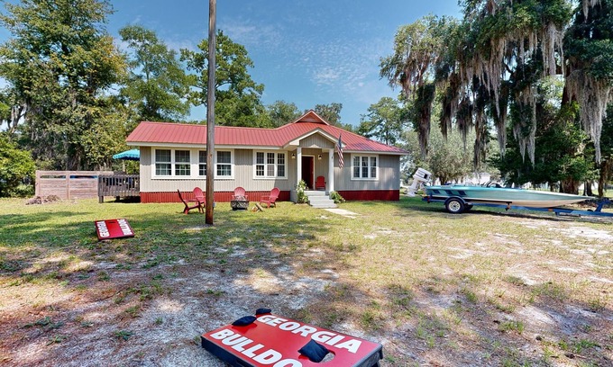 Valona House | Full 3 ensuite home in fish camp community w/kayaks, bikes and boat parking