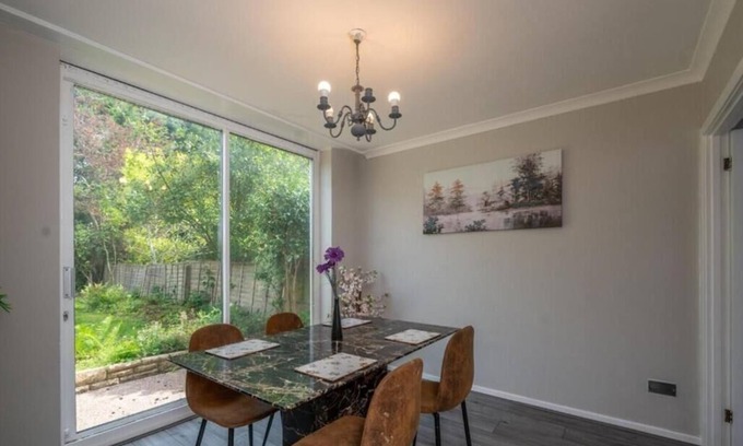 Shirley House | Full House | NEC Free Parking & Netflix Fast Wifi