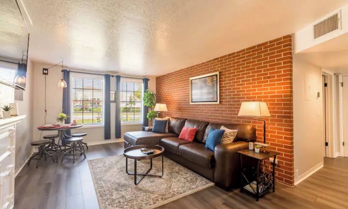 Oakford Park Apartment | Full kitchen - mins to airport, downtown, concerts.
