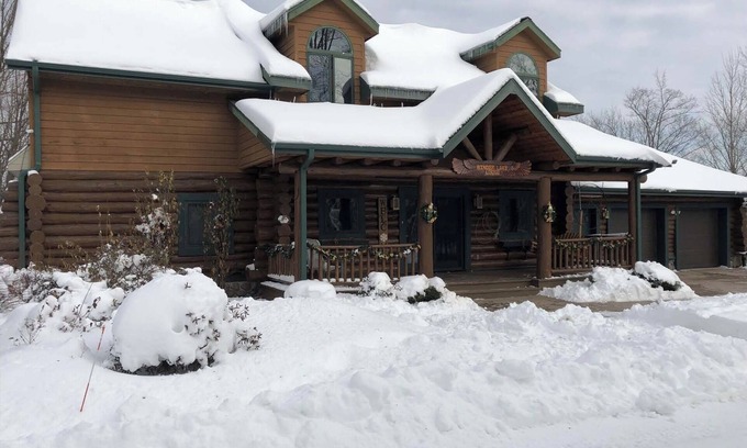 Lakewood Cabin | Full Log Lodge 3 night minimum, 2 night minimum October- April, Pet Friendly