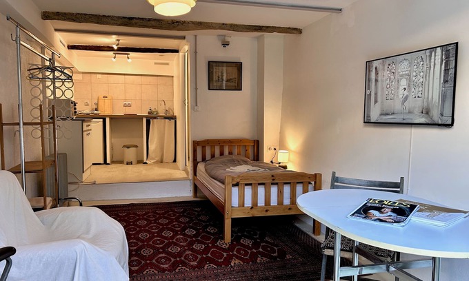 Magagnosc Bed & Breakfast | Fully equipped room in village apartment