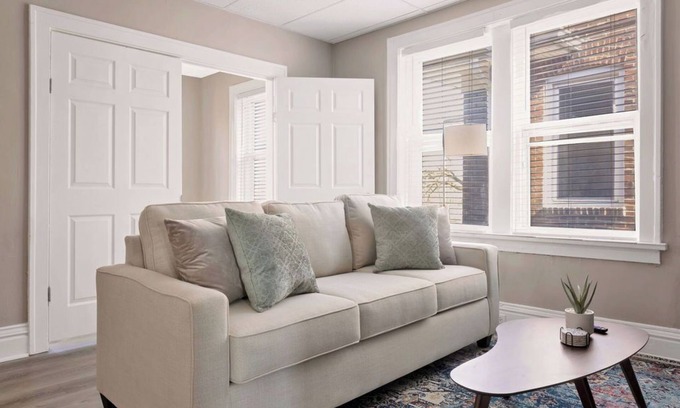 University City Apartment | Fully Equipped Cozy 2BR Apartment Near Delmar Loop - Mid term Rental n