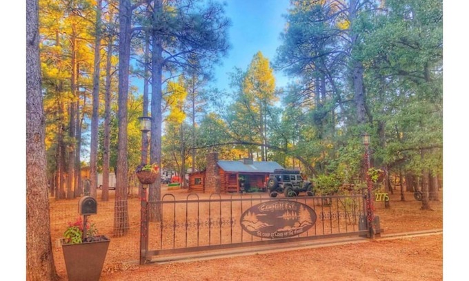 Pinetop-Lakeside Cabin | Fully fenced yard, dogs welcome!