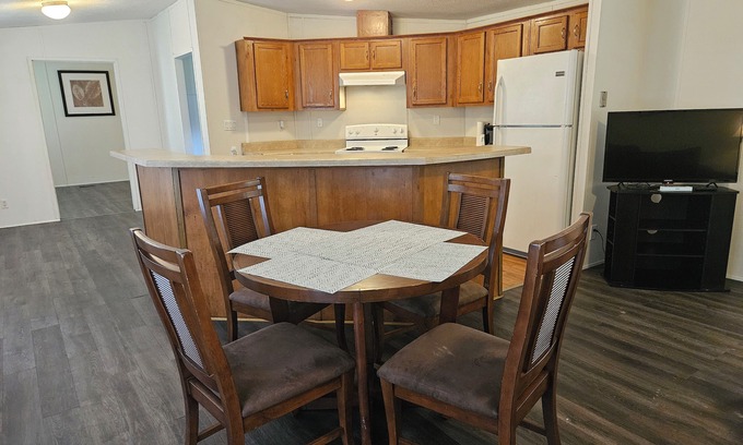 Voth House | Fully Furnished Home near Orange and near Beaumont - All Utilities Included