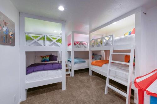 Heber House | Fully loaded, 12 beds, cool bunk room, hot tub!