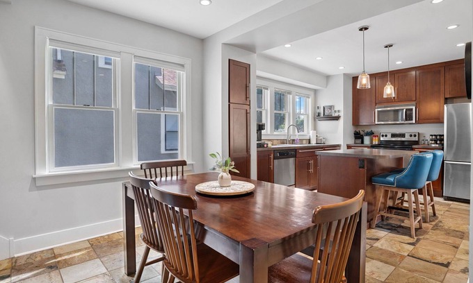 Robbinsdale House | Fully Loaded Entire Home, Fast Wi-Fi, and Pet Friendly, Fenced Backyard