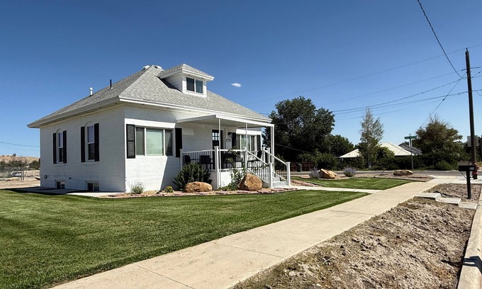 Price House | Fully Remodeled Downtown Gem Modern Comfort 3 Bedroom Sleeps 8 Plenty of Parking