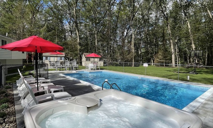 Geyser Crest House | Fully renovated- 2 LIVING ROOMS, HOT TUB, POOL, GAME ROOM, FIREPIT, PAGODA.