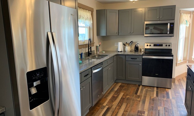 Corinth House | Fully renovated 3 bedroom 2 bath 5 miles to Ark Encounter with wheelchair access
