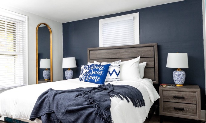 Cuyahoga Falls Apartment | Fully stocked Suite Dwntown Cuy falls! near cvnp and blossom. Sleeps 4
