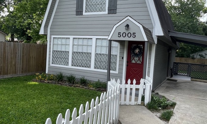 El Lago House | Fully Updated Beautiful Seabrook Barn Style Cottage