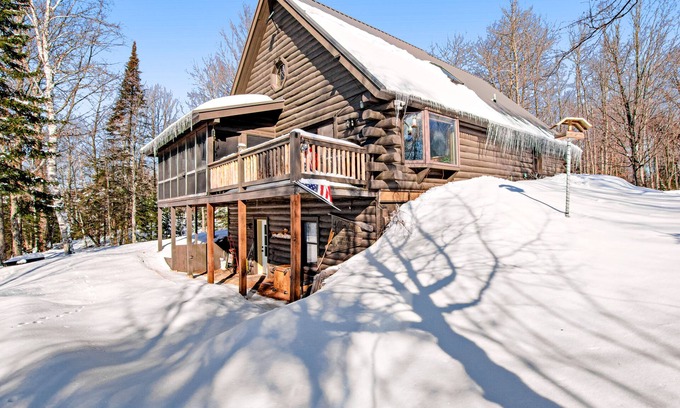 Presque Isle House | Fun Family Retreat on the Lake W/High-speed WiFi, Furnished Deck & Dock