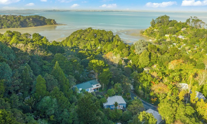 Laingholm Apartment | Fun in the Sun with BBQ Kayak & Fire Pit