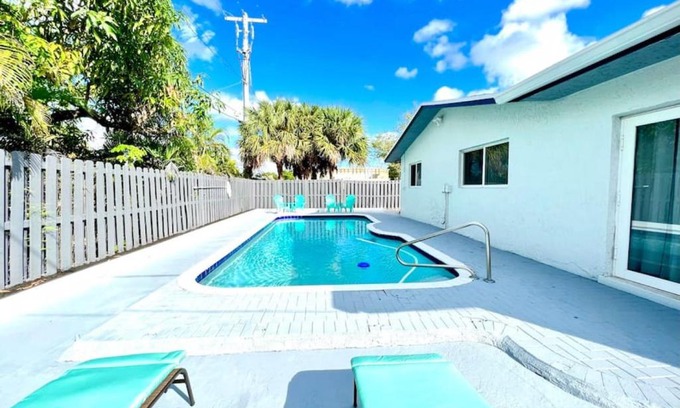 North Andrews Gardens House | Fun Pool Home with ping pong near Beaches and Airport
