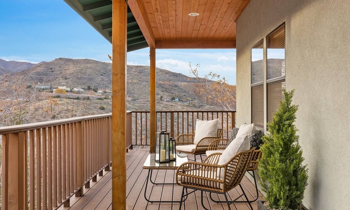 Jerome Apartment | Fun Views, Full Kitchen, Near Shopping& Dining