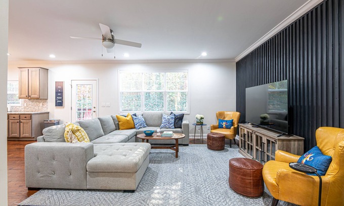 Ashley Oaks House | Fun West Knox Pad~ Hot Tub~ Neon Game Room~ Arcade