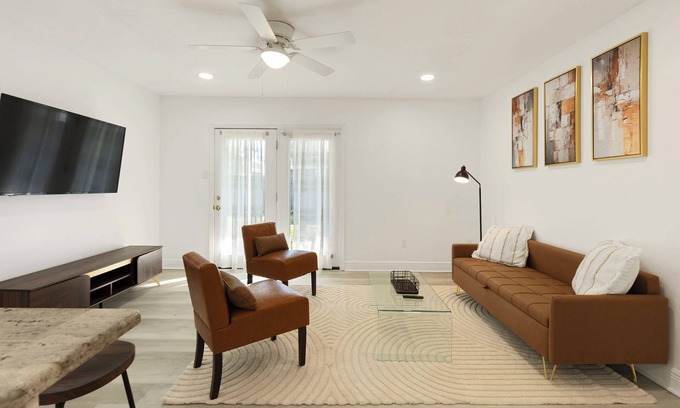 Bonnabel Place House | Furnished Corporate 3-BR Townhome, Fast WiFi, Pet friendly, Bucktown, Metairie